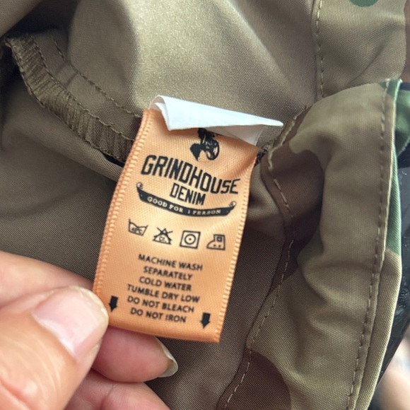 Women's Camouflage Cropped Hoodie - Picture 7 of 8